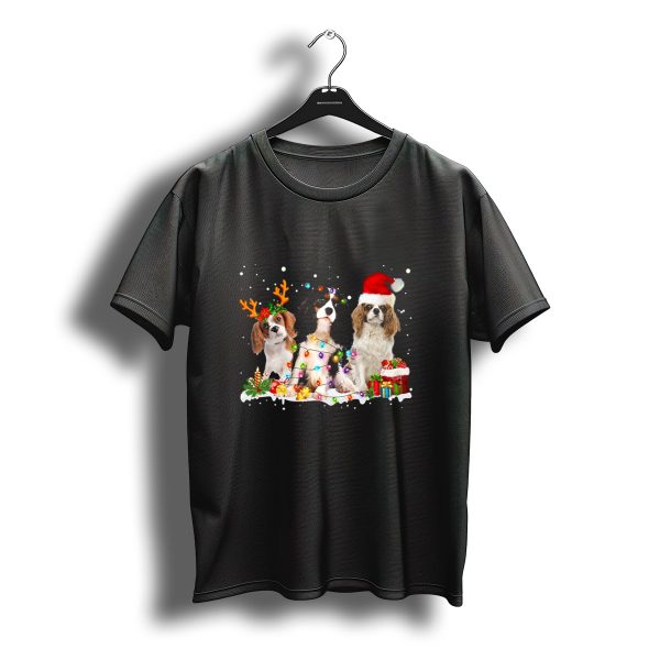 Cavalier King Charles Spaniel Festive Christmas Lights And Santa Hat Snow Scene T Shirt t shirt 1