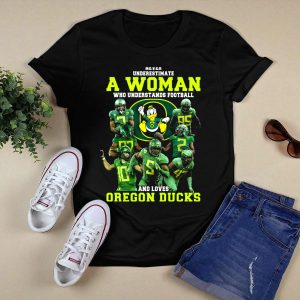 Never Underestimate A Woman Who Understands Football And Loves Oregon Ducks T-Shirt
