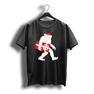 Nice Bigfoot Carrying Christmas Gift In Santa Hat T-Shirt