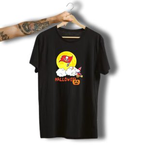 Noopy Tampa Bay Buccaneers Nfl Halloween Snoopy Flying Broomstick T-Shirt
