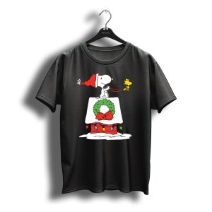Peanuts Snoopy Santa Woodstock Christmas Wreath Doghouse Lights T-Shirt