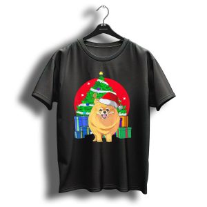 Pomeranian Christmas Santa Hat With Christmas Tree And Gifts T Shirt