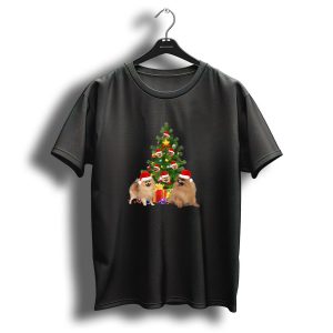 Pomeranian Dog Santa Hats Christmas Tree With Presents And Ornaments T-Shirt