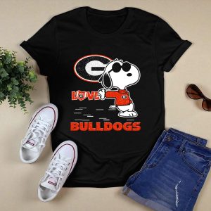 Snoopy Love Georgia Bulldogs Football T Shirt