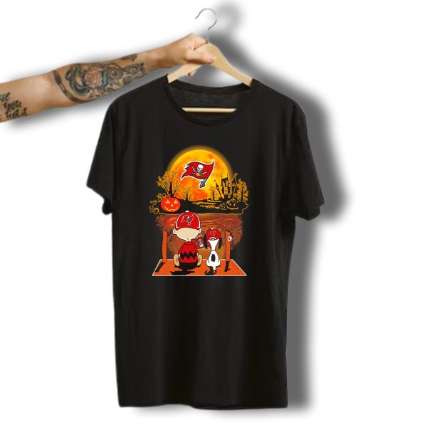 Tampa Bay Buccaneers Snoopy And Charlie Brown Halloween Pumpkin Full Moon Scene T Shirt t shirt 1