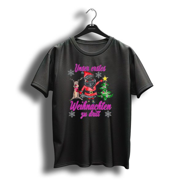 Unser Erstes Weihnachten Zu Dritt Santa Reindeer Christmas Tree Snowflakes T Shirt t shirt 1
